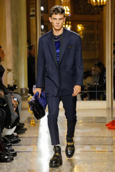 Look 49
